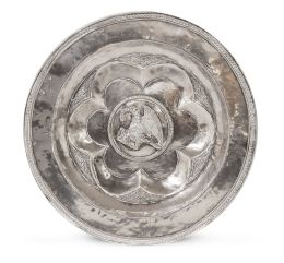 1050.  Plato gótico de plata en su color. Marcado en el reverso "BAR".Barcelona, finales del S. XV - principios del S. XVI.
