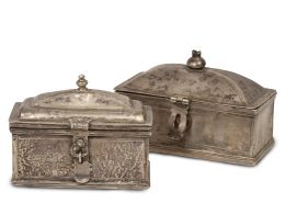 1037.  Dos cajas de crismeras de plata en su color, moldeada y fundida. Una con marcas.Calatayud?, Aragón, S. XVI.