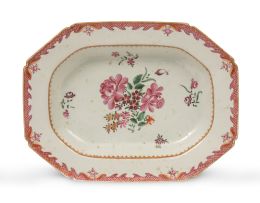 1189.  Fuente ochavada de porcelana esmaltada de familia rosa de Compañía de Indias.China, dinastía Qing, S. XVIII.
