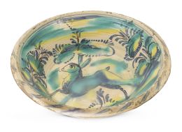 1060.  Lebrillo de cerámica esmaltada en azul, verde y amarillo con liebre en el asiento.Triana, S. XIX.