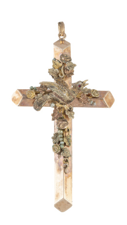 63.  Cruz colgante S. XIX con decoración de flores y ave aplicad
