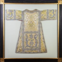 1052.  Dalmática Carlos IV en seda amarilla bordada y flores, con bordados de aplicación.Quizás Valencia, h. 1800.