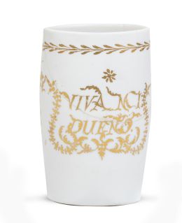 1050.  Vaso de faltriquera en opalina esmaltada y dorada con leyenda "Viva mi dueño".La Granja, S. XVIII.