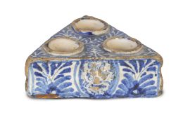 1284.  Especiero de cerámica esmaltada en azul cobalto de la serie de los helechos.Talavera, S. XVII.