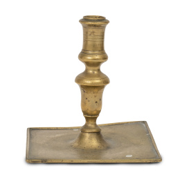 1269.  Candelero de bronce de base cuadrada y astil de copa.Trabajo castellano, S. XVII.