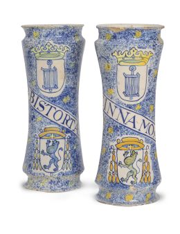 1018.  Pareja de botes de farmacia de cerámica esmaltada con decoración esponjada, y reservas con el escudo del Real Monasterio de San Lorenzo de El Escorial y de la orden de San Jerónimo.Talavera, finales del S. XVI.