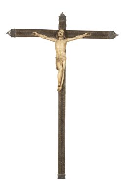 1161.  “Cristo Expirante”.De marfil tallado y policromado, sobre cruz de madera con flores embutidas en metal, con cantos en plata.Escuela Indoportuguesa, S. XVIII.