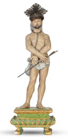 1292.  Ecce Homo.Escultura de madera tallada y policromada con pelo natural, sobre peana dorada imitando marmorizado verde.Trabajo virreinal, S. XVIII. 