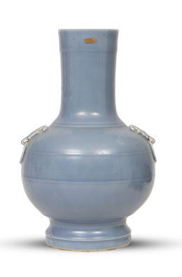 1201.  Jarrón de porcelana esmaltada "clair de lune". Con marca de doble círculo en azul en la base.Dinastía Qing, China.
