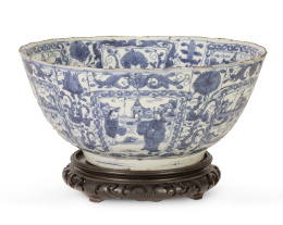 1199.  Cuenco en porcelana esmaltada azul y blanca tipo "Kraak Porselein".China, Dinastía Ming, periodo Chongzhen (1627-1644).