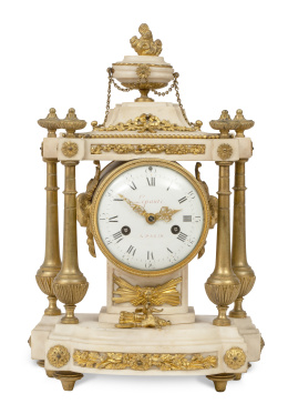 1320.  "Lepaute a Paris".Reloj Luis XVI en forma de templete en alabastro montado en bronce dorado. Esfera firmada.Francia, finales del S. XVIII.