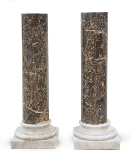 1174.  Pareja de columnas en mármol blanco y negro.S. XIX.