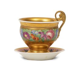 668.  Taza de porcelana esmaltada y dorada con flores.París, S. XIX.