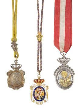 347.  Lote formado por tres medallas colgantes relacionadas con e