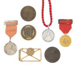 350.  Conjunto de varias piezas (medallas, monedas) en plata y metal