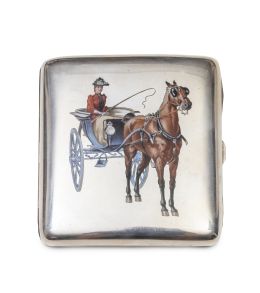 603.  Pitillera de plata con decoración esmaltada de una dama en coche de caballos, interior de plata dorada. Con marca alemana de control, ley 800.Austria, George Adam Scheid, h. 1900.