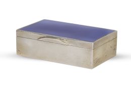 606.  Caja de plata, con trabajo de "guilloché" en azul, ley 925.Francia, h. 1900.