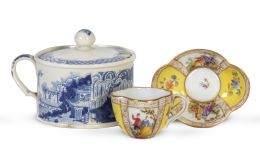 655.  Lote de taza con plato de porcelana esmaltada con escenas galantes y flores, Alemania, S. XX; y azucarero de porcelana esmaltada en azul y blanco, S. XX.