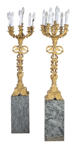 1045.  Pareja de candelabros de bronce dorado de nueve brazos de luz.Transformados en lámparas, sobre peanas de mármol.Francia, h. 1830.