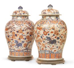 1067.  Pareja de tibores globulares con tapa, de estilo Imari de porcelana esmaltada en azul, rojo de hierro y dorado.China, S. XIX.