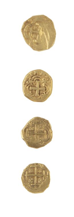 330.  Lote de cuatro monedas macuquinas de Felipe IV en oro una d