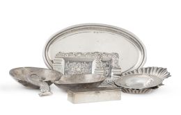 1201.  Lote de ocho piezas de plata. Con marcas.Formado por:  cajita rectangular, dos ceniceros con decoración floral, bandejita oval, dos centritos, almendrero con asa en forma de tritón (asa partida) y una bandejita oval de la Joyería Mexia de Madrid.S XX.