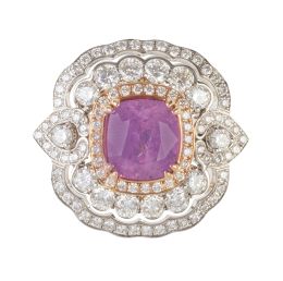 312.  Sortija con zafiro Kashmir rosa central de talla cojín con un peso de 5,24 ct en marco doble de brillantes con contorno lobulado en dos niveles