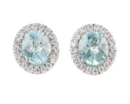 139.  Pendientes de turmalina paraiba oval orlada de brillantes