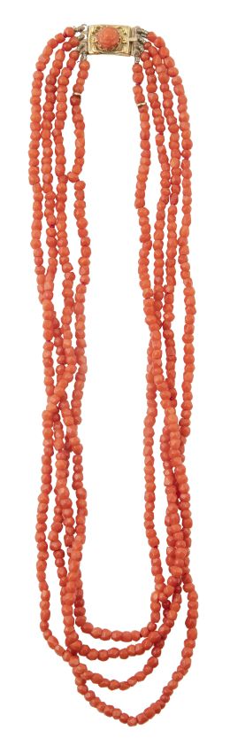 37.  Collar S. XIX de coral con cuatro hilos de cuentas facetadas en forma de pequeño tonel 