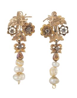 2.  Pendientes largos de ff. S. XIX valencianos, con perlas de aljófar colgantes de motivo de flores decoradas con diamantes