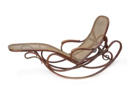 614.  Thonet para Gebrüder.Chaise longue balancin con respaldo regulable, modelo nº 7.500 de madera de haya y enea. Estampillada "THONET" en la parte inferior.Trabajo vienés, h. 1880.