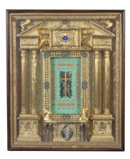 512.  Reliquia del sepulcro de la Virgen María, bajo filateria que reza "Sepul B.V.M" simulando una arquitectura clásica en papel dorado y metal. Con auténticas.Roma, h. 1850.