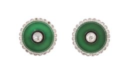 176.  Pendientes circulares de ágata verde con chatón de brillante de talla antigua central y orla de diamantes de contorno lobulado