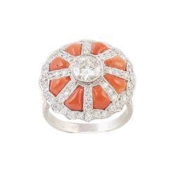 271.  Sortija flor de brillantes y coral estilo Art-Decó, con brillante central de 1,10 ct aprox y piezas triangulares de coral orladas de brillantes que componen círculo