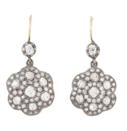 8.  Pendientes flor cuajados de brillantes de talla antigua y 8/8 que penden de brillante superior