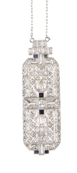 49.  Pendentif con placa Art-Decó rectangular de diamantes y zafiros, combinados en diseño calado geométrico y con tres brillantes principales de talla antigua en chatones