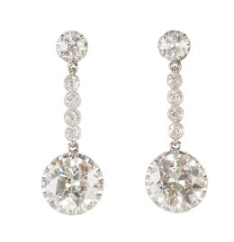 311.  Elegantes pendientes largos Art-Decó con brillantes de talla antigua, con centros colgantes que suman 6,90 ct, y penden de línea rivière de chatones de brillantes