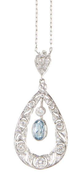 63.  Pendentif de brillantes y aguamarina estilo Belle-Époque, con diseño de lágrima calada de brillantes con aguamarina oval central colgante 