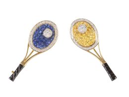 187.  Dos broches con diseño de raqueta de tenis de zafiros azules y amarillos calibrados respectivamente, orladas de brillantes