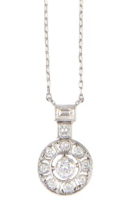 137.  Pendentif de brillante estilo Art-Decó con rosetón que pende de pareja de diamantes talla baguette escalonados