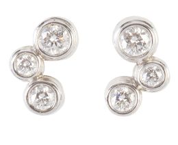 156.  Pendientes TIFFANY & Co con trío de chatones de brillantes 