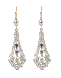 75.  Pendientes largos Art-Decó con diseño de punta de flecha de perfil lobulado con diamantes y zafiros de talla triangular