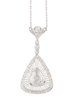 235.  Pendentif de brillantes estilo Art-Decó, con diamante de talla triangular de 0,92 ct aprox rodeado de trabajo calado y orla de diamantes