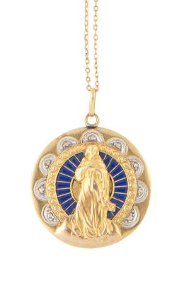 33.  Medalla colgante circular Art-Decó de Virgen, con decoración de diamantes y esmalte azul en capillita posterior