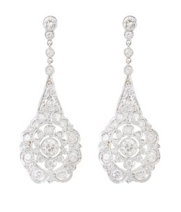 304.  Pendientes largos de brillantes estilo Belle-Époque, con diseño de lágrima decorada con flor central 