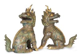 1060.  Pareja de quimeras de bronce dorado con esmalte cloisonné. China, S. XIX.