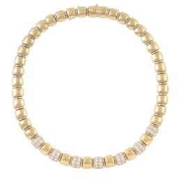 189.  Collar articulado de oro y brillantes, con diseño de banda compuesta por rectángulos arqueados, siete de ellos cuajados de brillantes alternando con piezas lisas en la parte frontal