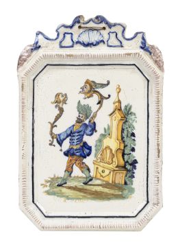 1098.  Placa ornamental de cerámica esmaltada con personaje grutesco.Alcora, tercera época (1798-1858).