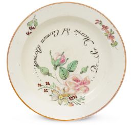 1085.  Pequeño plato de "porcelana" esmaltada con decoración de ramilletes y nombre de propiedad: "Sor Maria del Carmen Bernat..."Marcado "A" en la base.Alcora, segunda época, serie de las flores alemanes (1787-1825).