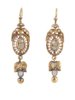 9.  Pendientes largos ovales S. XIX con perlas de aljófar en decoración calada y colgante de hojitas con perla